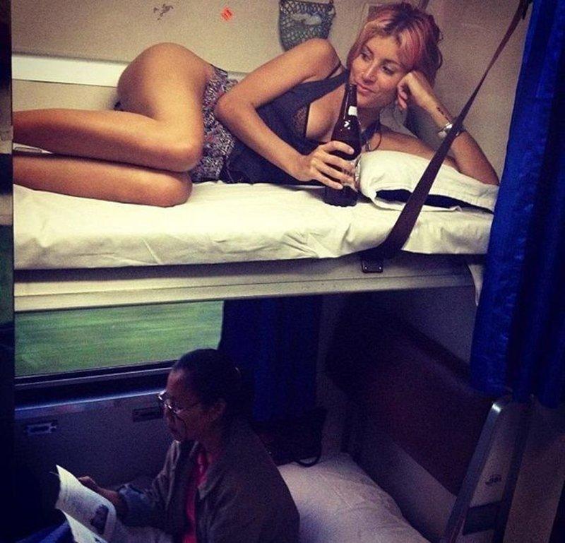 Порно 3 Парней И Девушка В Поезде