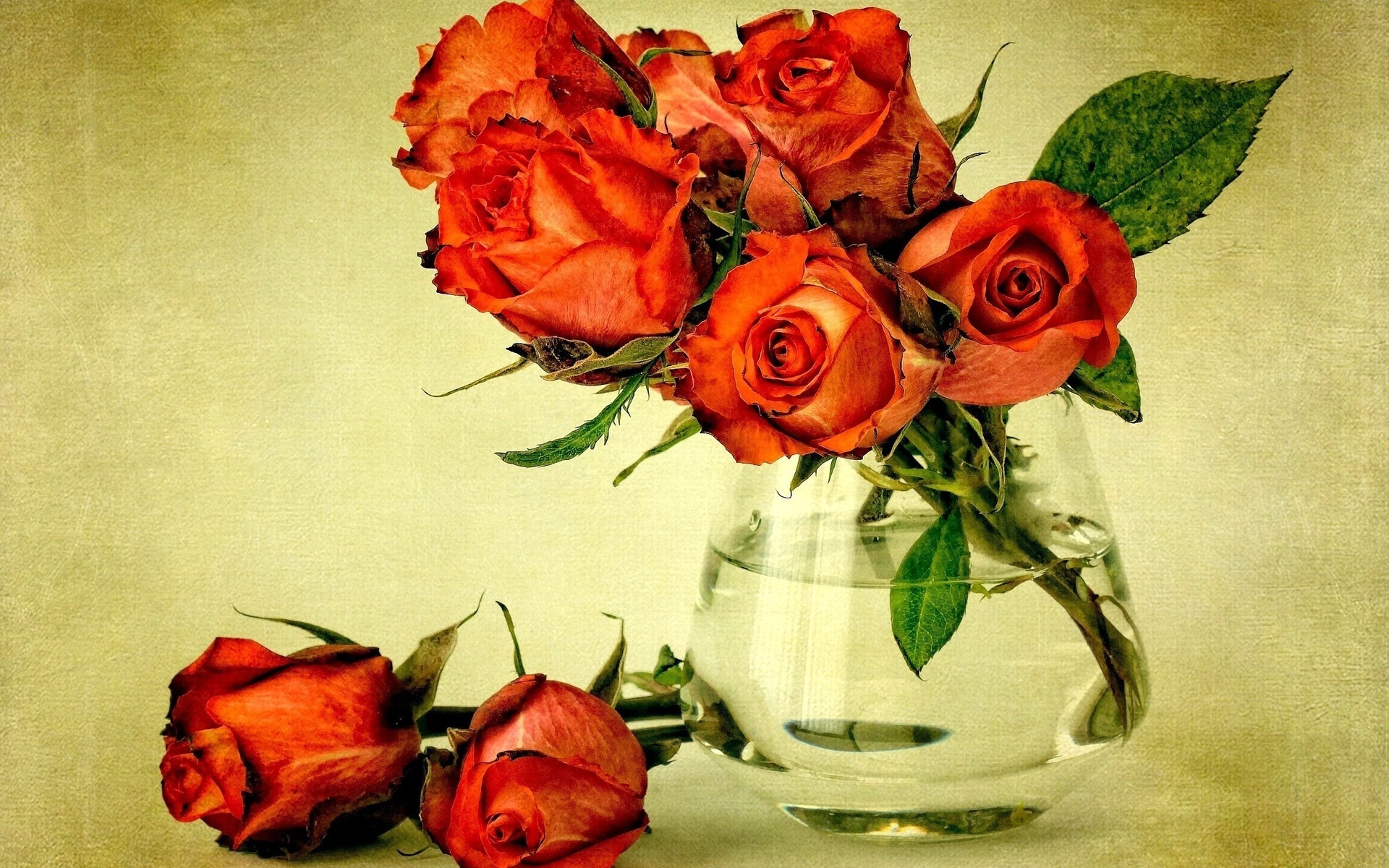 Открытка с алыми розами в вазе