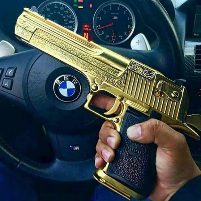 Золотой пистолет и BMW