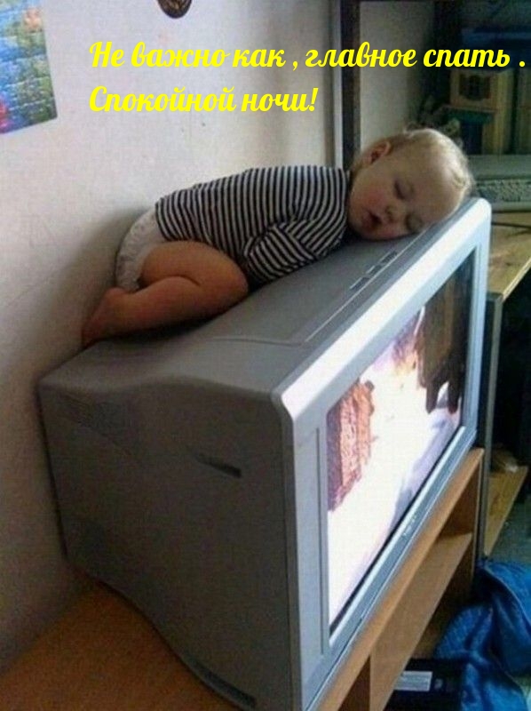 Ребенок спит на телевизоре