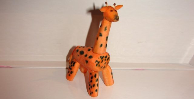 Жираф из моркови.