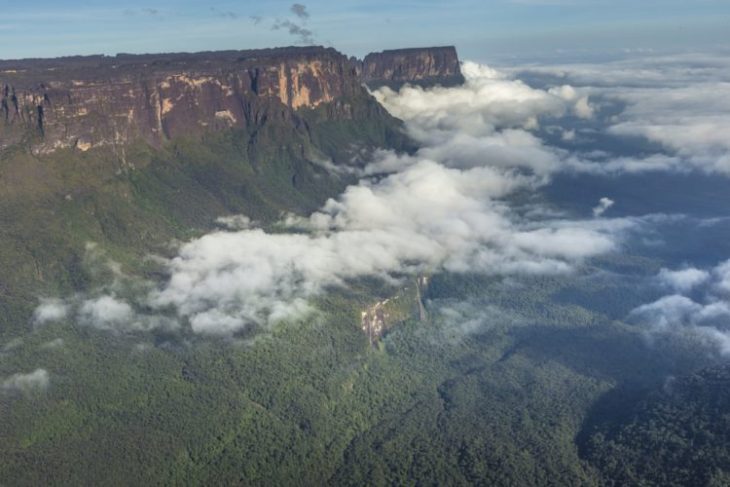 Гора Рорайма — расположена на границе трех стран: Венесуэлы, Бразилии, Гайаны