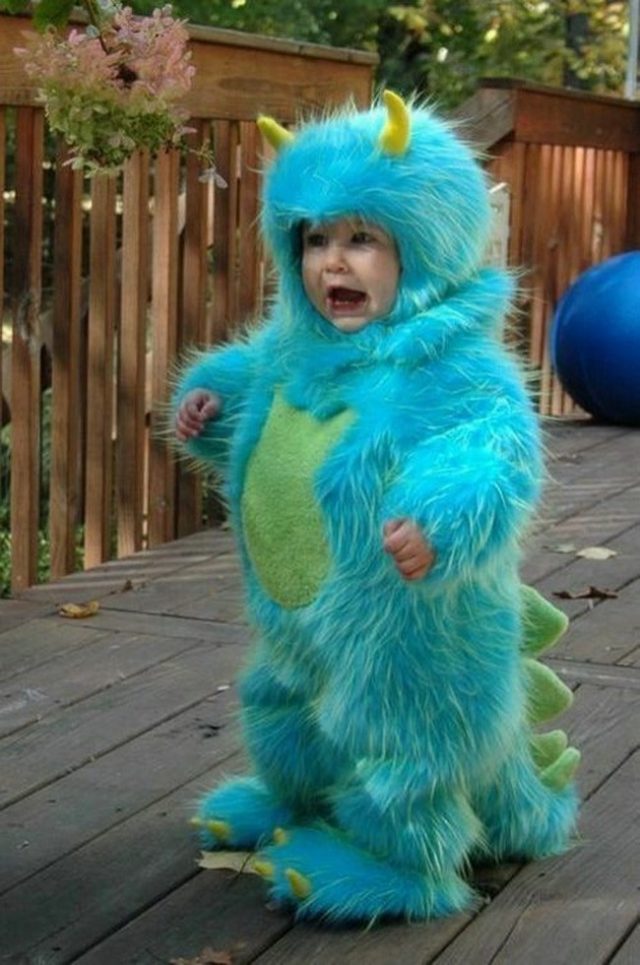 Малыш в костюме динозавра.
