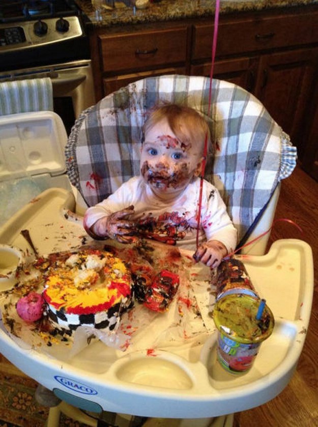 Малыш ест торт.