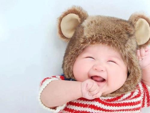 Ребенок в шапке медвежонка.