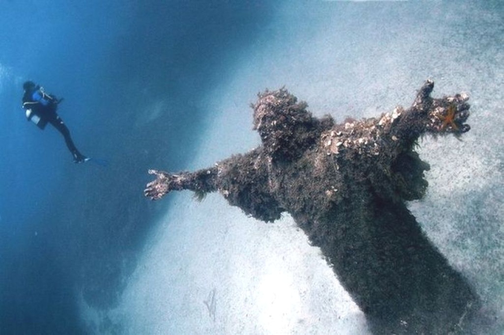 статуя под водой