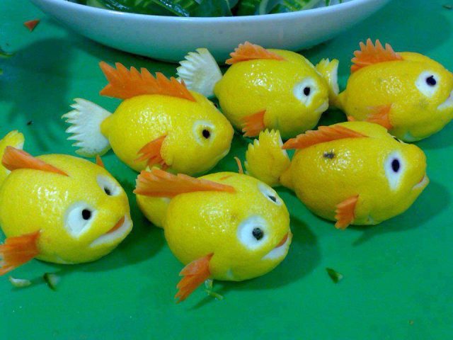 Рыбки из лимонов.