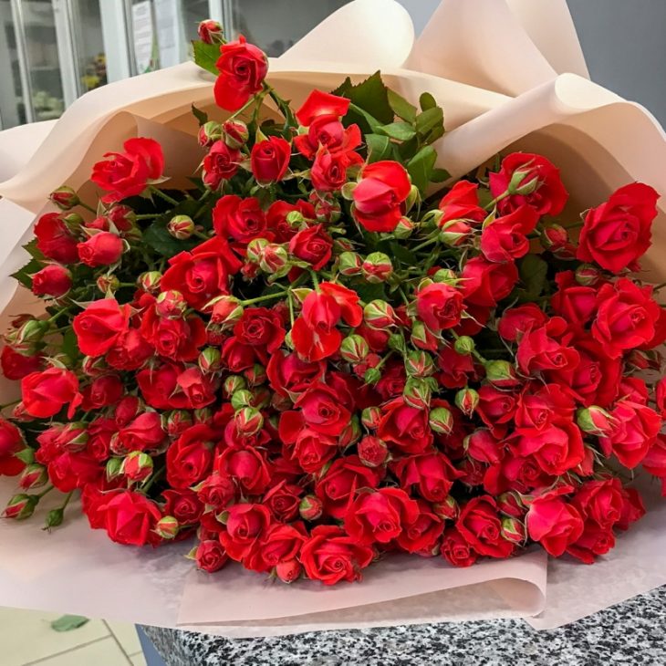 Красные розы.