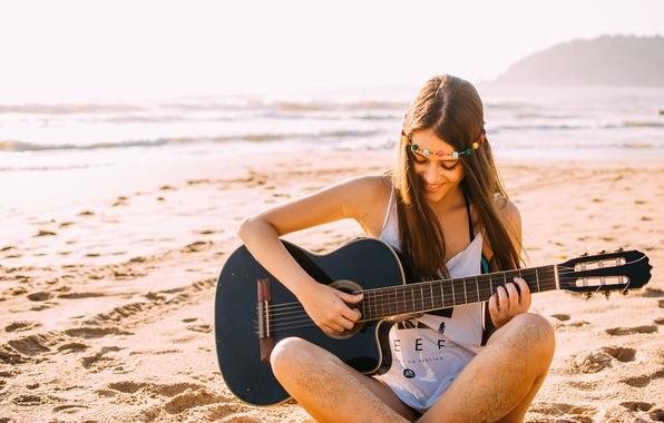 Черно-белое фото девушка с гитарой.