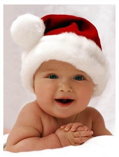 Ребенок в шапке Деда Мороза.
