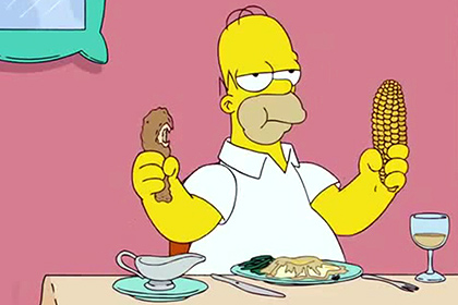 Гомер Симпсон ужинает.