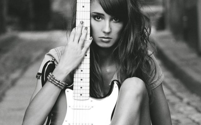 Девушка в лесу с гитарой.