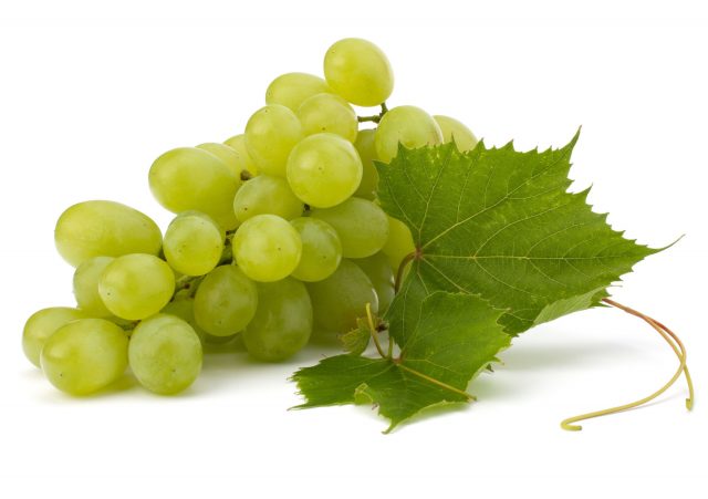Зеленый виноград на белом фоне.