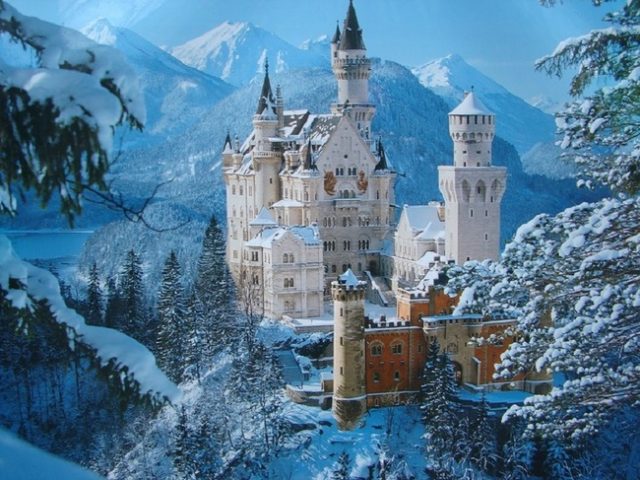 Зима, замок в горах.