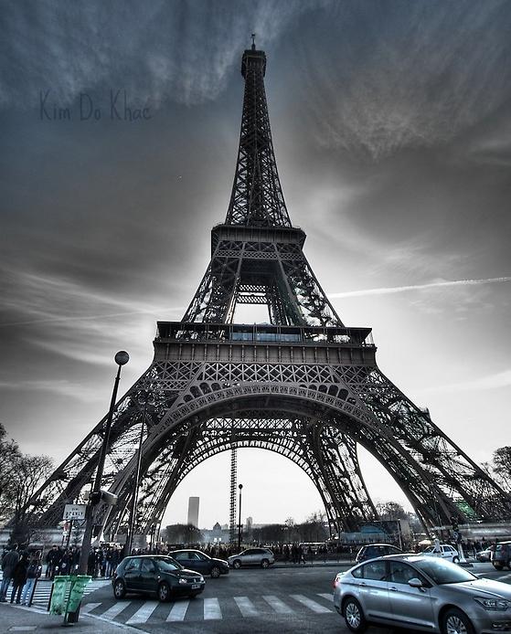Черно-белое фото Эйфелева башня.