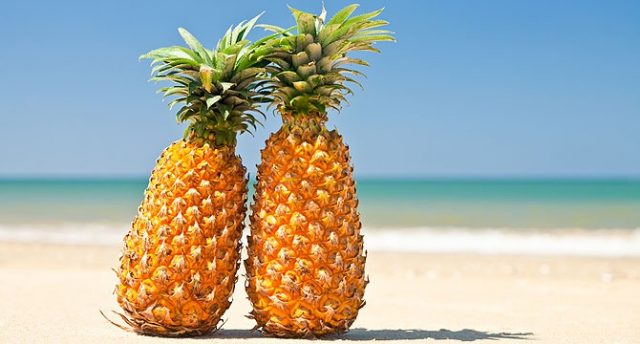 Пара ананасов на пляже.