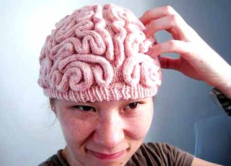 Вязанная шапка в виде мозгов.
