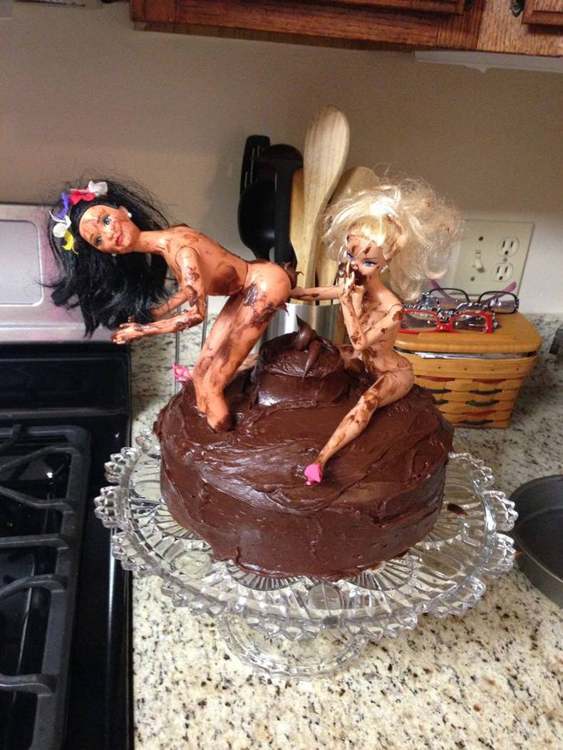 Куклы барби в шоколадном торте.