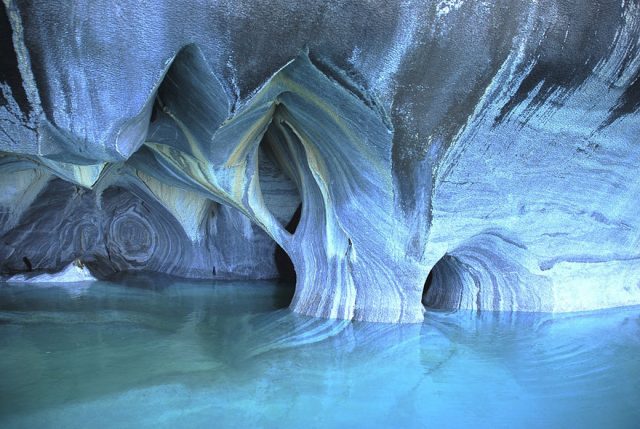 Пещера в леднике.