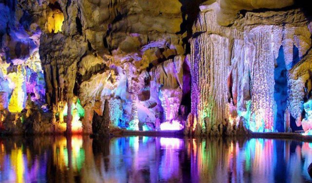 Разноцветная пещера.