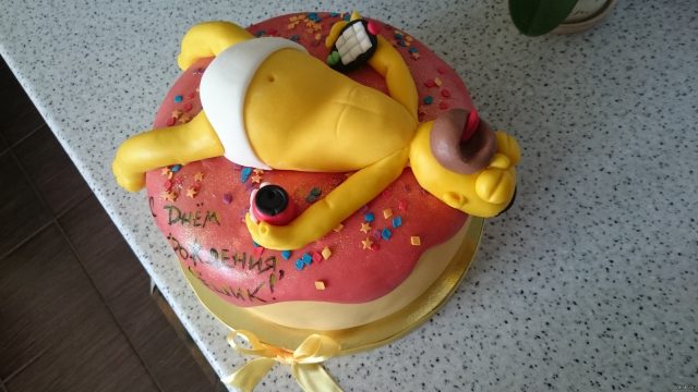 Гомер лежит на торте
