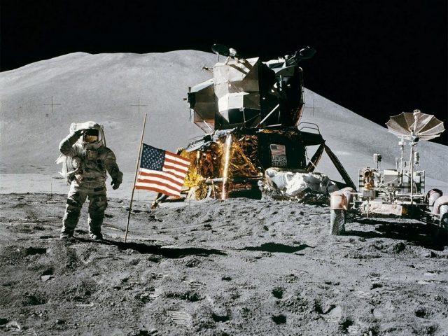 Американский флаг на Луне.