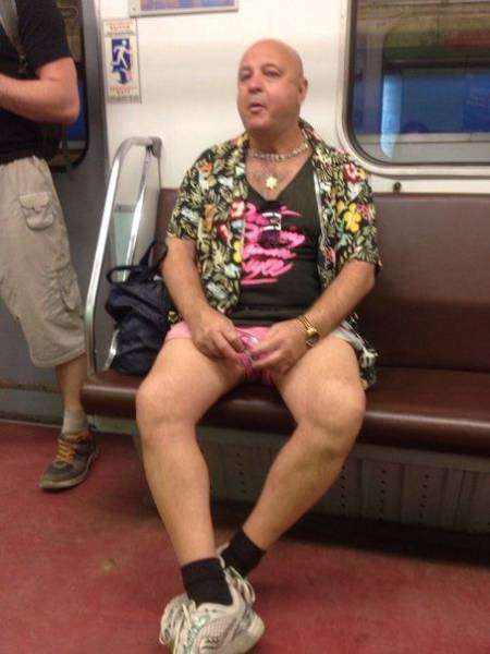 Смешной мужик в метро.