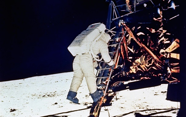 Первый космонавт на Луне.