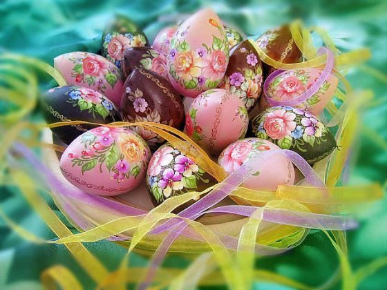 Цветочный узор на яйцах.