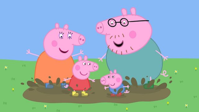 Семья Свинок играют в болоте.