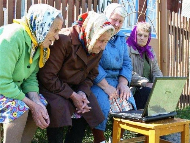 Бабки на лавке с ноутбуком