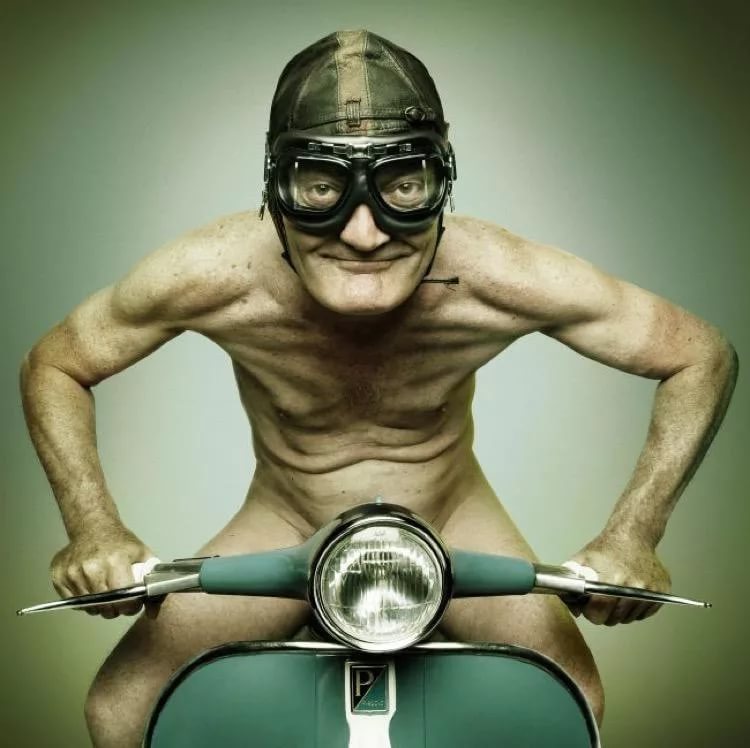Смешная открытка парень на мотоцикле