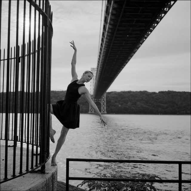 Балерина в черном платье под мостом.