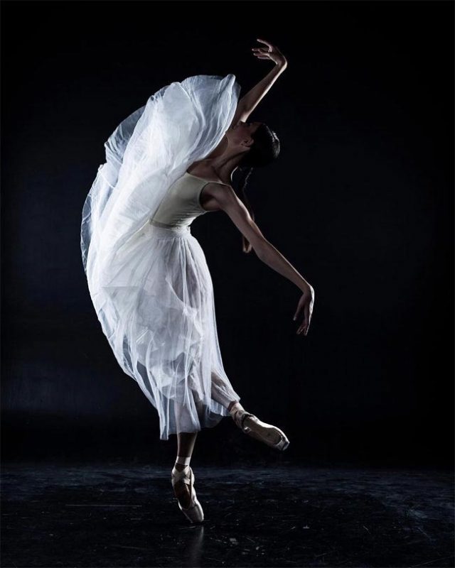 Балерина в белом платье.