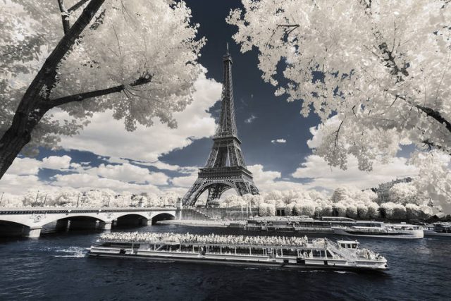 Черно-белая картинка Парижа.