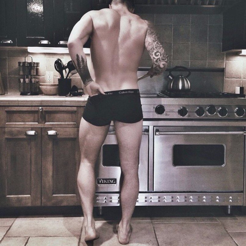 Картинка парень на кухне