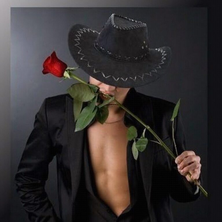 Клевый мужик. Мужчина в шляпе. Парень с цветами. Парень с розой. Красивый мужчина в шляпе.