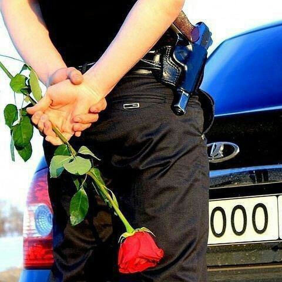 Милый полицейский с розой
