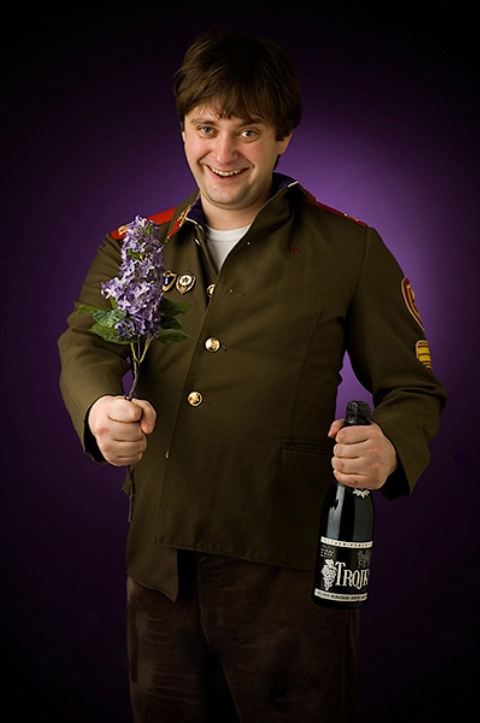 Смешная картинка солдат с цветамми
