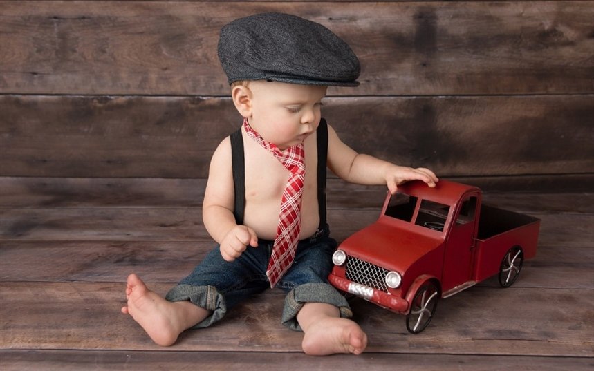 Малыш с машинкой.