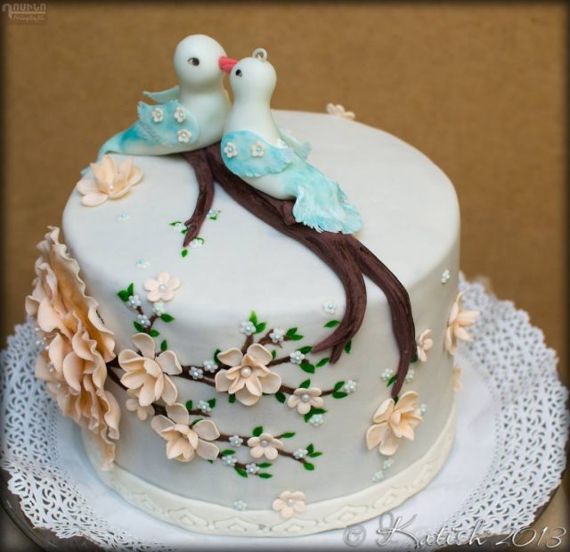 Торт «голуби, цветы».