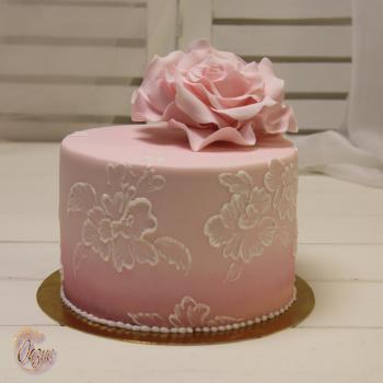Розовый торт.