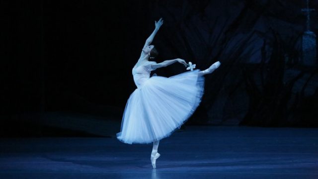 Балерина на сцене.