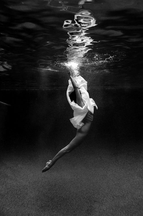 Балерина в воде.