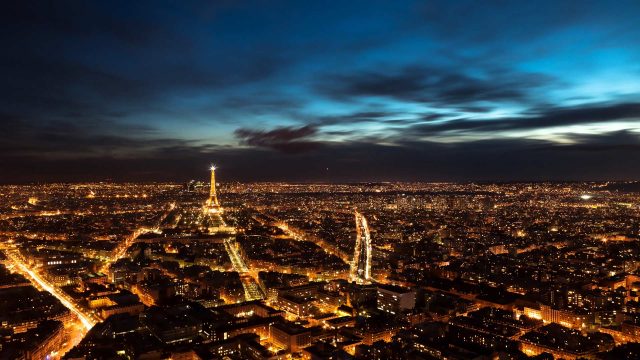Ночной Париж с высоты птичьего полета.