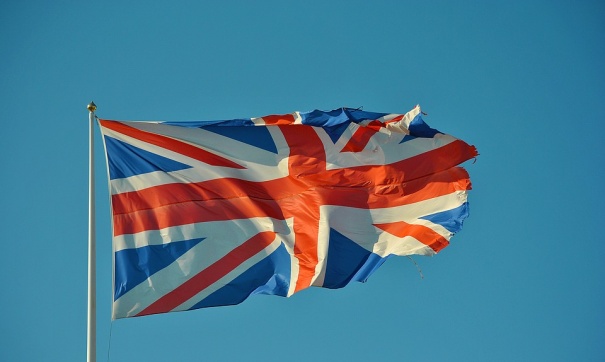 Британский флаг развивается на ветру.
