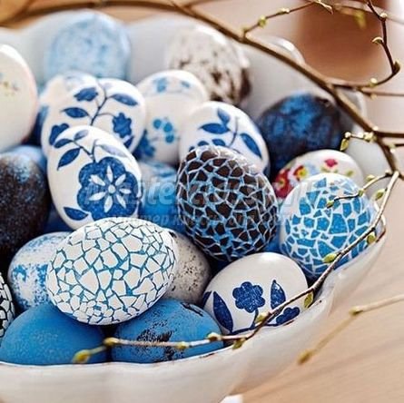 Голубые узоры на яйцах.