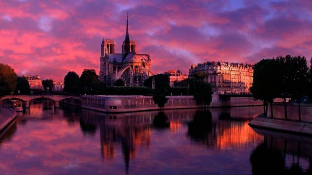 Красивый закат в Париже.