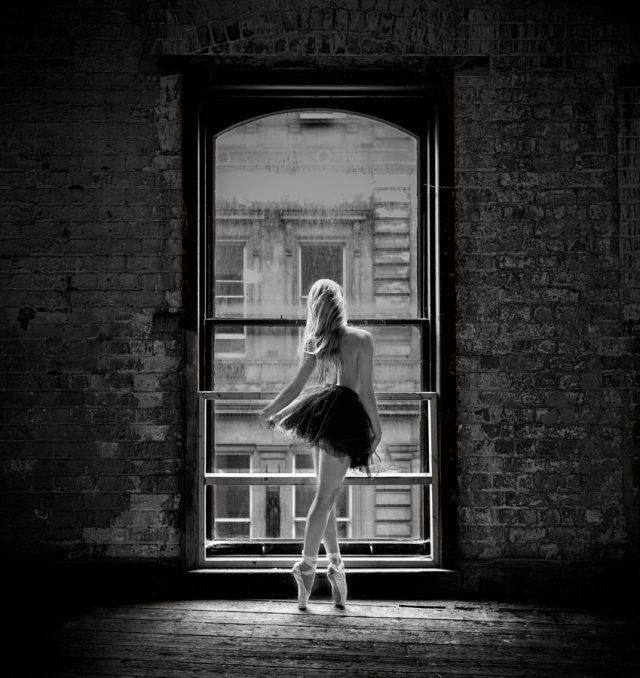 Черно-белое фото балерины.