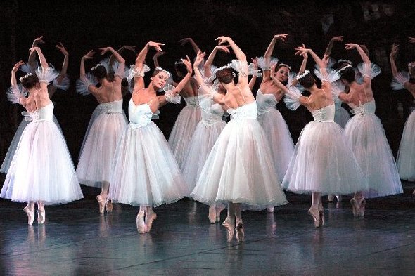 Балерины на сцене.